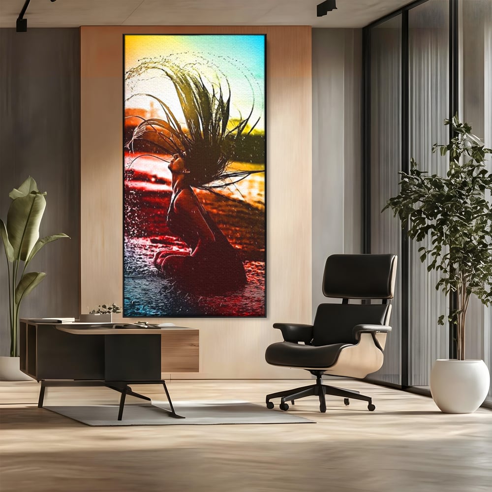 Tablou canvas cu tablou canvas cu femeie si stropi de apa, in rama de aluminiu negru, pe perete intr-un birou